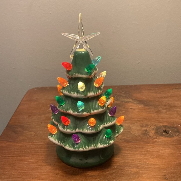 NWT 9” Green & White Snow- LED Light Up Ceramic Tree 🎄 Decoration w/ 30 Bulbs - Picture 9 of 17